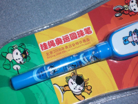Un stylo à l'effigie de la mascotte bleue des JO